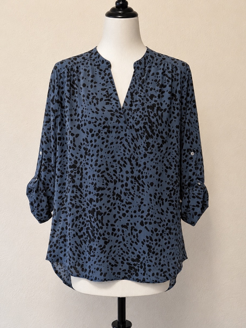 JODIFL Blue and Black Speckled V-Neck Roll Sleeve Blouse